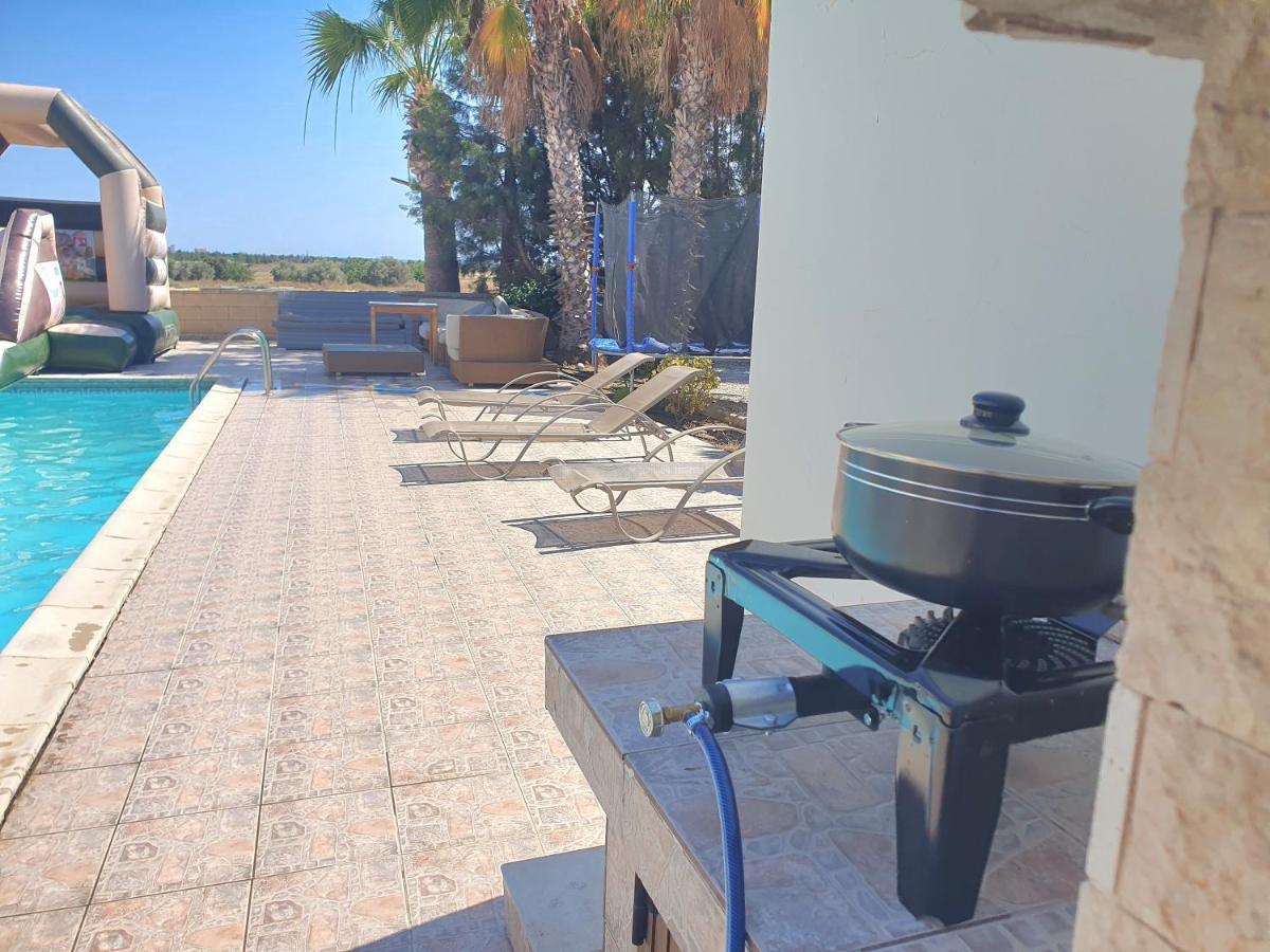 Larnaca Mansion Ideal For 3 Families Or More Exteriér fotografie