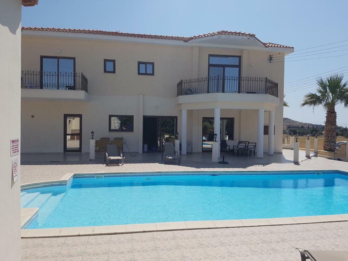 Larnaca Mansion Ideal For 3 Families Or More Exteriér fotografie