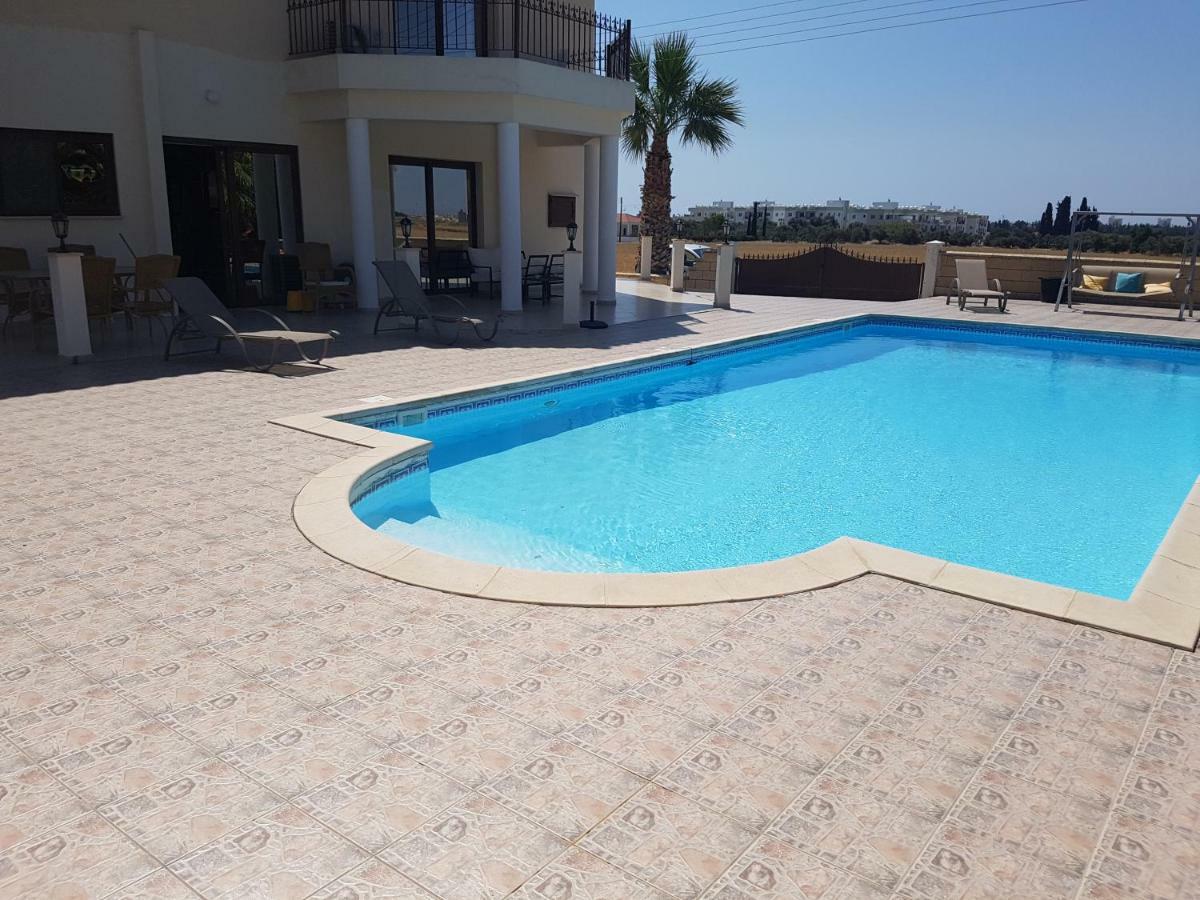 Larnaca Mansion Ideal For 3 Families Or More Exteriér fotografie