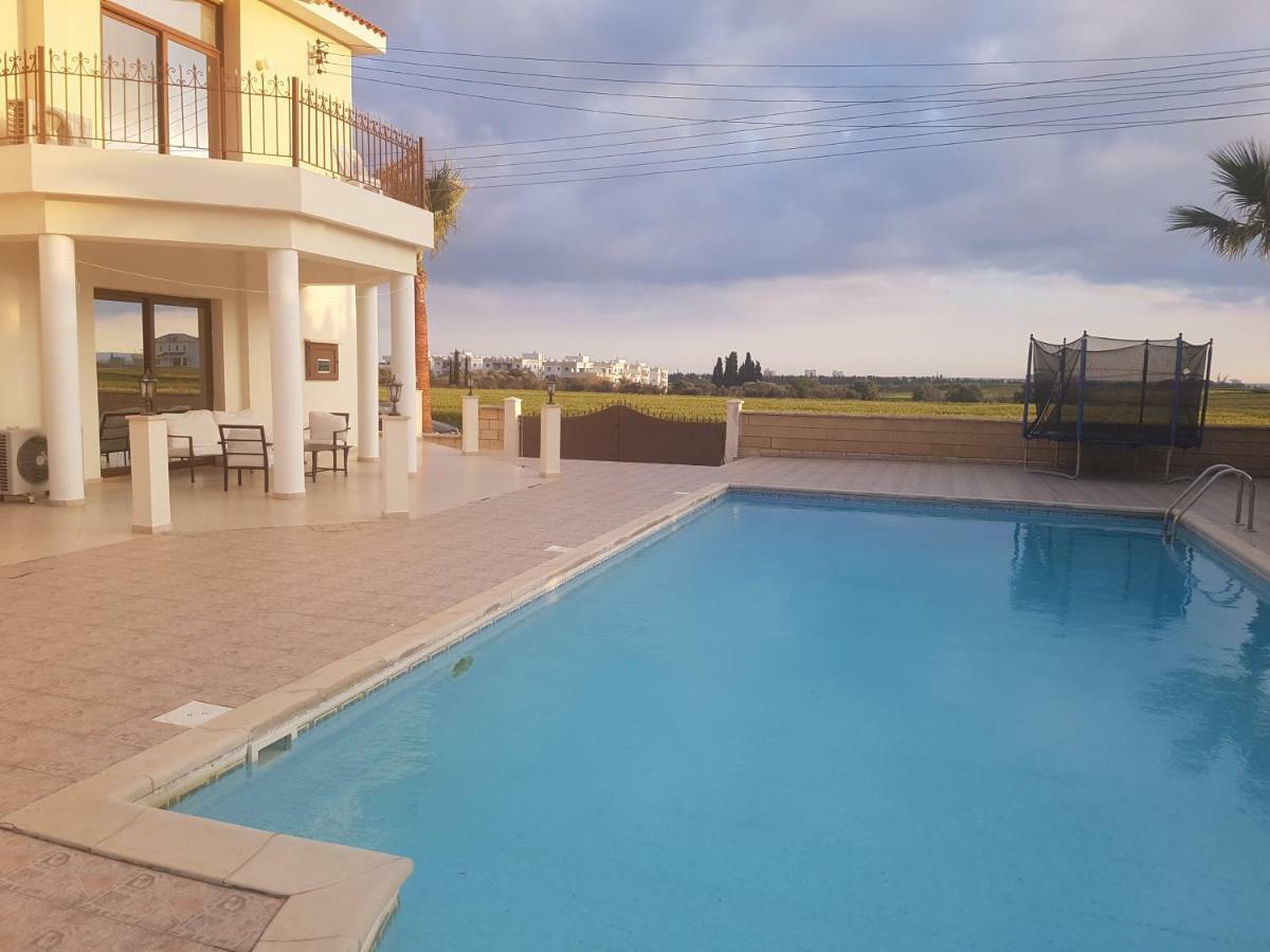 Larnaca Mansion Ideal For 3 Families Or More Exteriér fotografie
